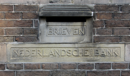 908393 Afbeelding van de liggende natuurstenen brievenbus, met de tekst 'BRIEVEN', in de gevel van het pand Achter St. ...